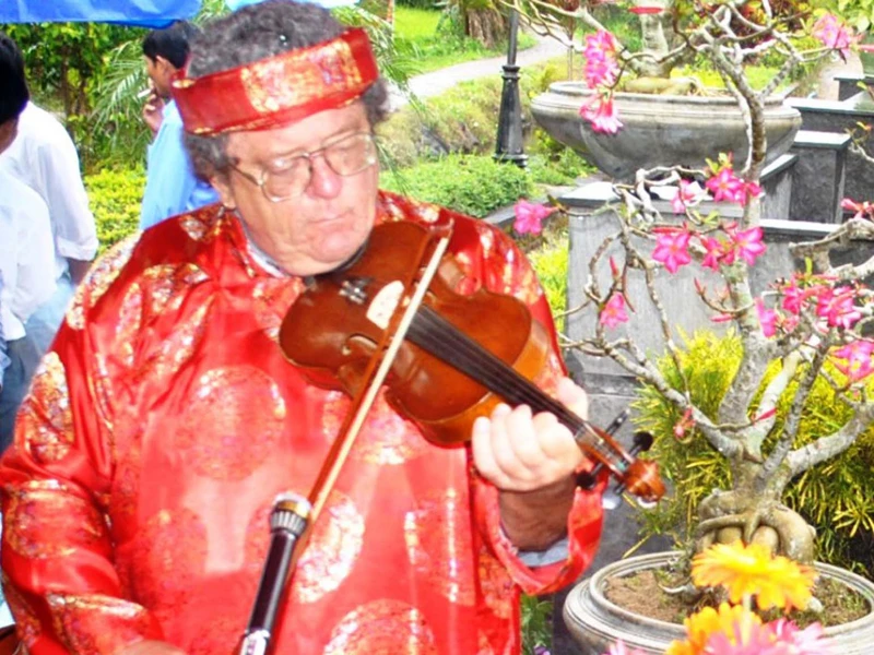 Mike và tiếng vĩ cầm Ảnh Nguyễn Huy