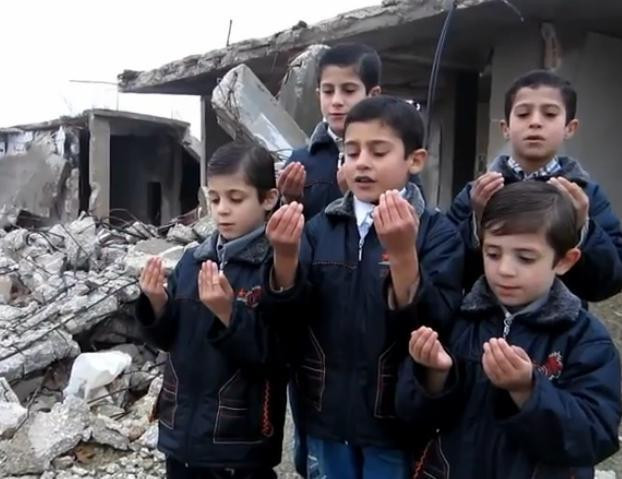 Cầu nguyện giữa đống đổ nát