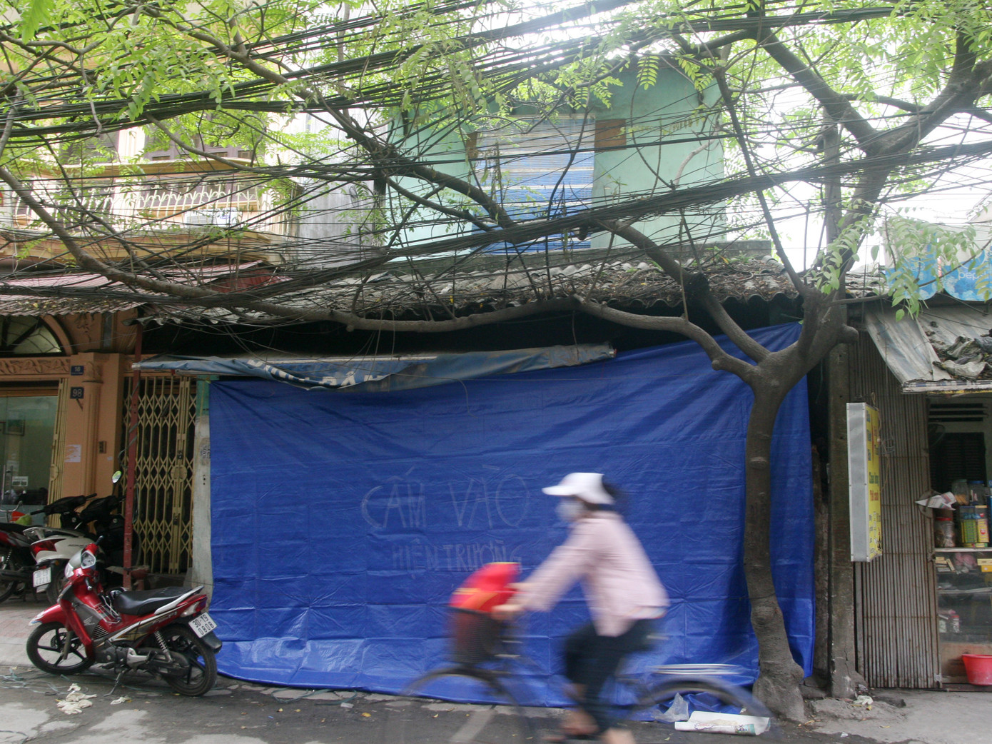 Hiện trường nơi xảy ra vụ cháy chết người được phong tỏa. Ảnh: Tuấn Nguyễn Hiện trường nơi xảy ra vụ cháy chết người.