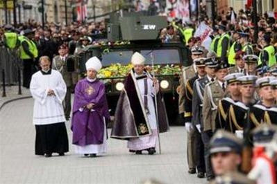 Linh cữu vợ chồng Tổng thống Kaczynski được đưa từ Wrasaw tới Krakow bằng máy bay quân sự. Trước đó, linh cữu cố Tổng thống Kaczynski cũng đã được đưa tới những nơi gắn bó với cuộc đời ông ở Thủ đô Warsaw, trong đó có Tòa thị chính Warsaw. (AP) Hàng trăm nghìn người dân vẫy cờ, hoa và cầu nguyện tại Krakow để vĩnh biệt vợ chồng cố Tổng thống Lech Kaczynski (Reuters,AP) Trong buổi lễ Misa, Tổng giám mục Krakow Stanislaw bày tỏ hy vọng sự sát cánh sau thảm họa rơi máy bay sẽ củng cố quan hệ Nga-Ba Lan (AP) Sau lễ Misa, xe pháo rước linh cữu vợ chồng cố Tổng thống Kaczynski qua thành phố và tới thánh đường Wawel (Reuters,AP) Quân đội Ba Lan tham gia tang lễ cố Tổng thống (Reuters) Ông Jaroslaw Kaczynski, người anh em song sinh- và gia đình con gái Marta của cố Tổng thống Kaczynski trong tang lễ ( Reuters) Lãnh đạo, quan chức, bè bạn và người thân từ nhiều quốc gia tới dự tang lễ vợ chồng cố Tổng thống Kaczynski, trong đó có Tổng thống các nước Nga, Đức, Ucraina, Litva, Séc và Chủ tịch Nghị viện Châu Âu. Tuy nhiên, sự cố núi lửa phun tro bụi ở Iceland đã khiến nhiều nguyên thủ không thể tới dự tang lễ, gồm Tổng thống Mỹ Barack Obama, Thái tử Anh Charles, Tổng thống Pháp Nicolas Sarkozy, Thủ tướng Đức Angela Merkel… (AP,Reuters) Mộ phần của vợ chồng cố Tổng thống Kaczynski được đặt tại Wawel, nơi an nghỉ của các nhà vua và các vị anh hùng dân tộc Ba Lan (AP)