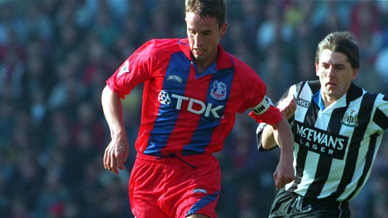 Southgate khi còn thi đấu trong màu áo Crystal Palace với tấm băng đội trưởng trên tay Southgate khi còn thi đấu trong màu áo Crystal Palace với tấm băng đội trưởng trên tay