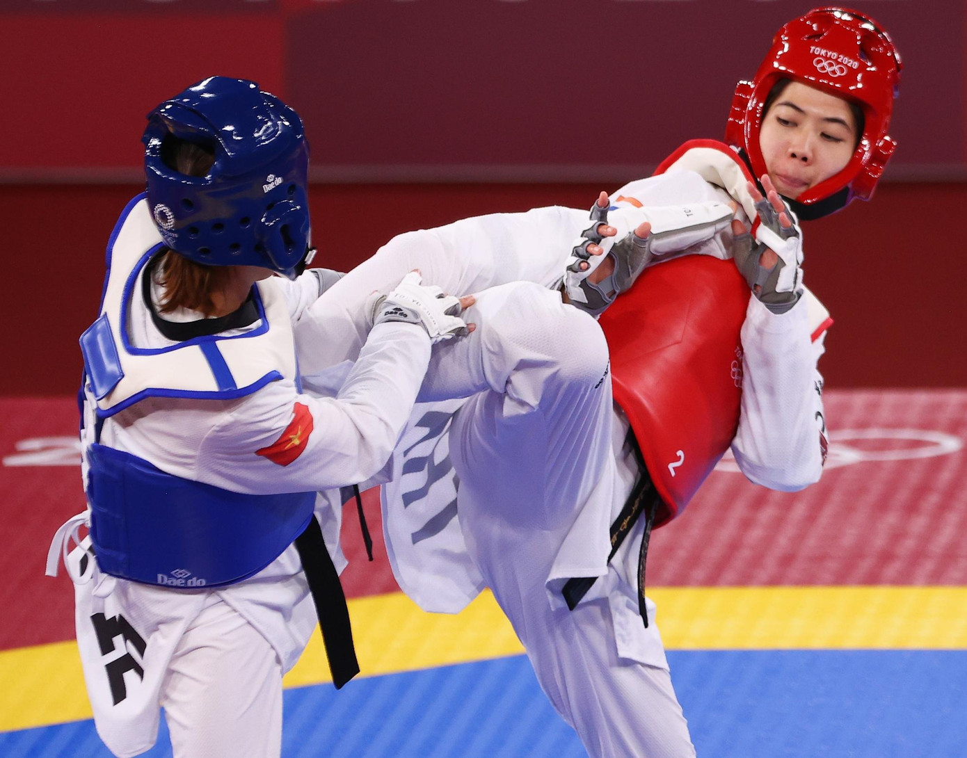 Panipak Wongpattanakit (giáo đỏ) tỏ ra quá mạnh Panipak Wongpattanakit (giáo đỏ) tỏ ra quá mạnh