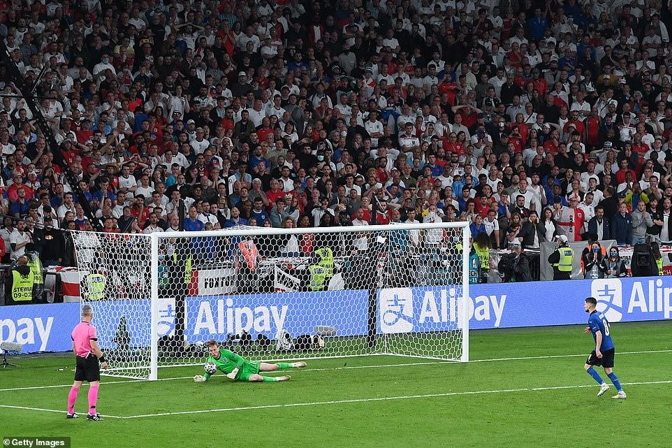 Ở thời khắc đòi hỏi bản lĩnh, Italy là những người làm tốt hơn. Họ giành chiến thắng 3-2 ở loạt luân lưu và giành chức vô địch EURO 2020 lần thứ hai trong lịch sử. Trước đó, họ từng lên ngôi ở kỳ EURO 1968 (cách đây 53 năm).