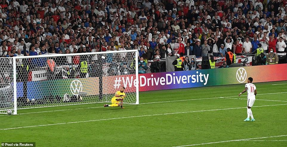 Sau khi kéo dài đến hết 2 hiệp phụ mà không có thêm bàn thắng nào được ghi, Italia và Anh phải phân định thắng thua bằng loạt đá luân lưu. Lần thứ hai trong lịch sử các kỳ EURO, chức vô địch được phân định trên chấm 11m.