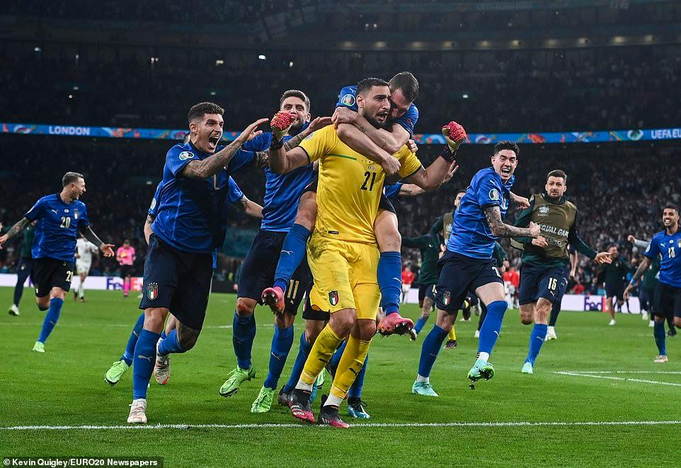 Các cầu thủ Italia ăn mừng sau khi loạt sút luân lưu khép lại. Họ xứng đáng là nhà vô địch EURO 2020.