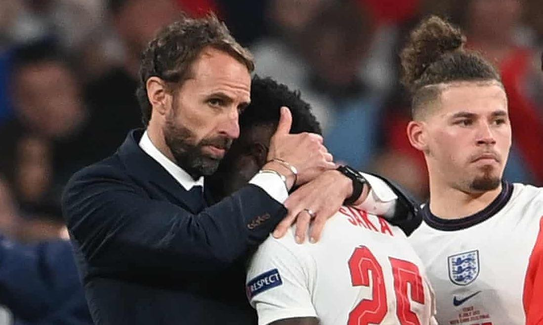 HLV Southgate động viên Saka. Ông nhận trách nhiệm về thất bại của tuyển Anh ở chung kết EURO.