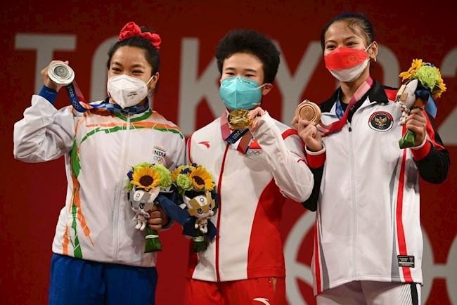 VĐV người Indonesia Windy Cantika (phải) mang về tấm huy chương đầu tiên cho Đông Nam Á