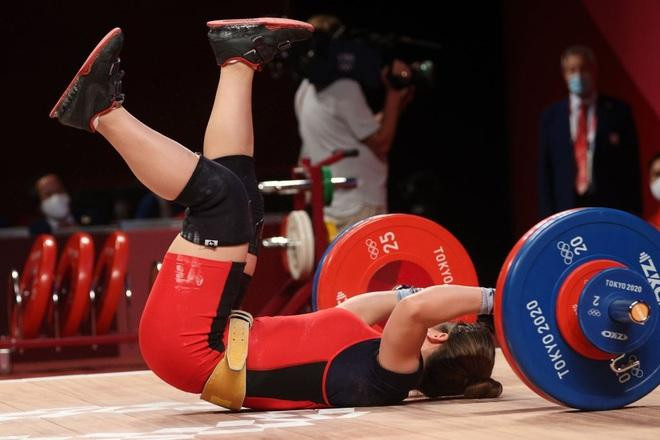 Hoàng Thị Duyên bị tạ đè khi nỗ lực nâng mức tạ 119kg cử đẩy để tranh chấp huy chương