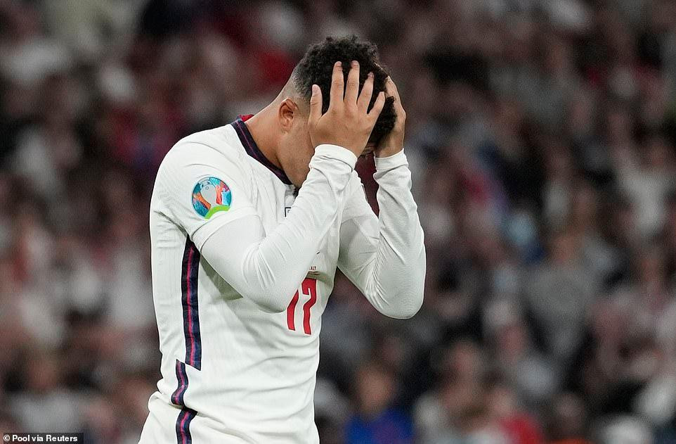 Cú sút của Sancho bị thủ môn Gianluigi Donnarumma của Italy bắt bài.