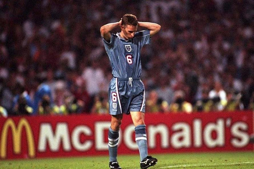 Southgate sút hỏng quả luân lưu cuối cùng khiến Anh thất bại trước Đức ở bán kết EURO 1996. Ông thừa nhận đây là khoảnh khắc đen tối nhất trong sự nghiệp của mình. Southgate sút hỏng quả luân lưu cuối cùng khiến Anh thất bại trước Đức ở bán kết EURO 1996. Ông thừa nhận đây là khoảnh khắc đen tối nhất trong sự nghiệp của mình.