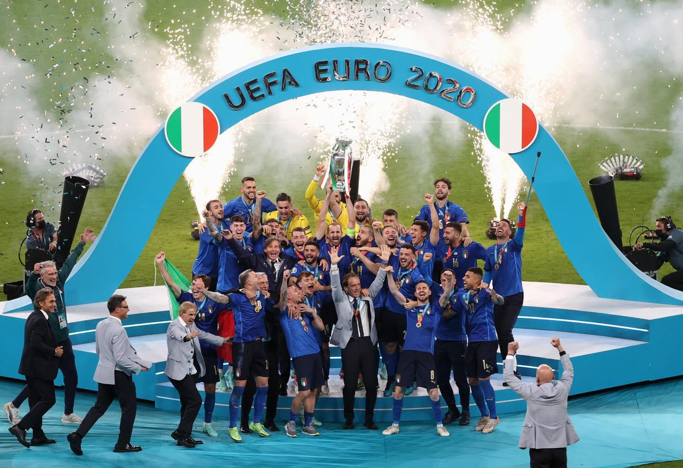 Chiellini đăng tấm ảnh cùng tuyển Italia ăn mừng chức vô địch EURO 2020 Chiellini đăng tấm ảnh cùng tuyển Italia ăn mừng chức vô địch EURO 2020