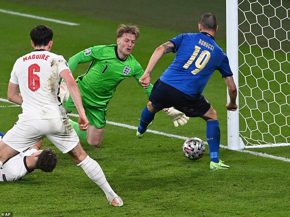 Tới phút 67, Leonardo Bonucci sút tung lưới đội chủ nhà, đưa trận đấu trở lại vạch xuất phát. Bonucci cũng trở thành cầu thủ lớn tuổi nhất trong lịch sử ghi bàn ở trận chung kết EURO.