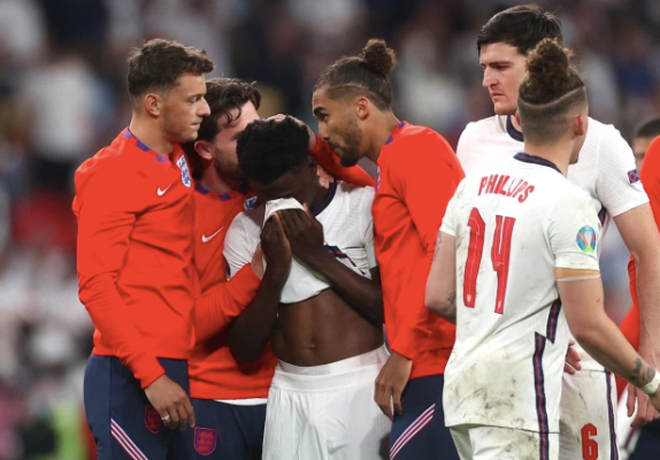 Saka đá hỏng quả luân lưu quyết định của đội tuyển Anh.