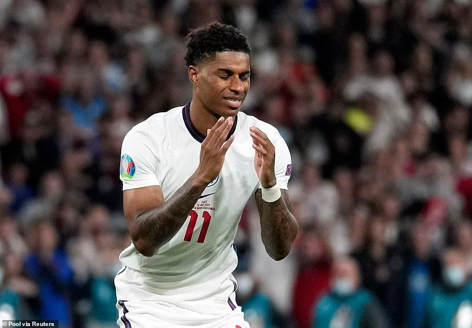 Trong khi đó, Rashford đưa bóng đi dội cột dọc. Saka đá hỏng quả luân lưu quyết định của đội tuyển Anh. HLV Gareth Southgate bị chỉ trích bởi lựa chọn người đá phạt đền gây khó hiểu với việc sử dụng những cầu thủ còn quá trẻ, non kinh nghiệm. Thủ môn Pickford dù rất nỗ lực nhưng không ngăn được thất bại của đội nhà. CĐv Anh cũng không giấu được nỗi thất vọng. Đội tuyển Anh đã chờ đợi 55 năm để lại có mặt trong một trận chung kết một giải đấu lớn, nhưng không thể chiến thắng trên sân Wembley trong trận tranh ngôi vô địch.