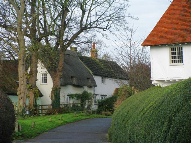 Nhưng cũng có nhiều căn nhà mái tranh quyến rũ.