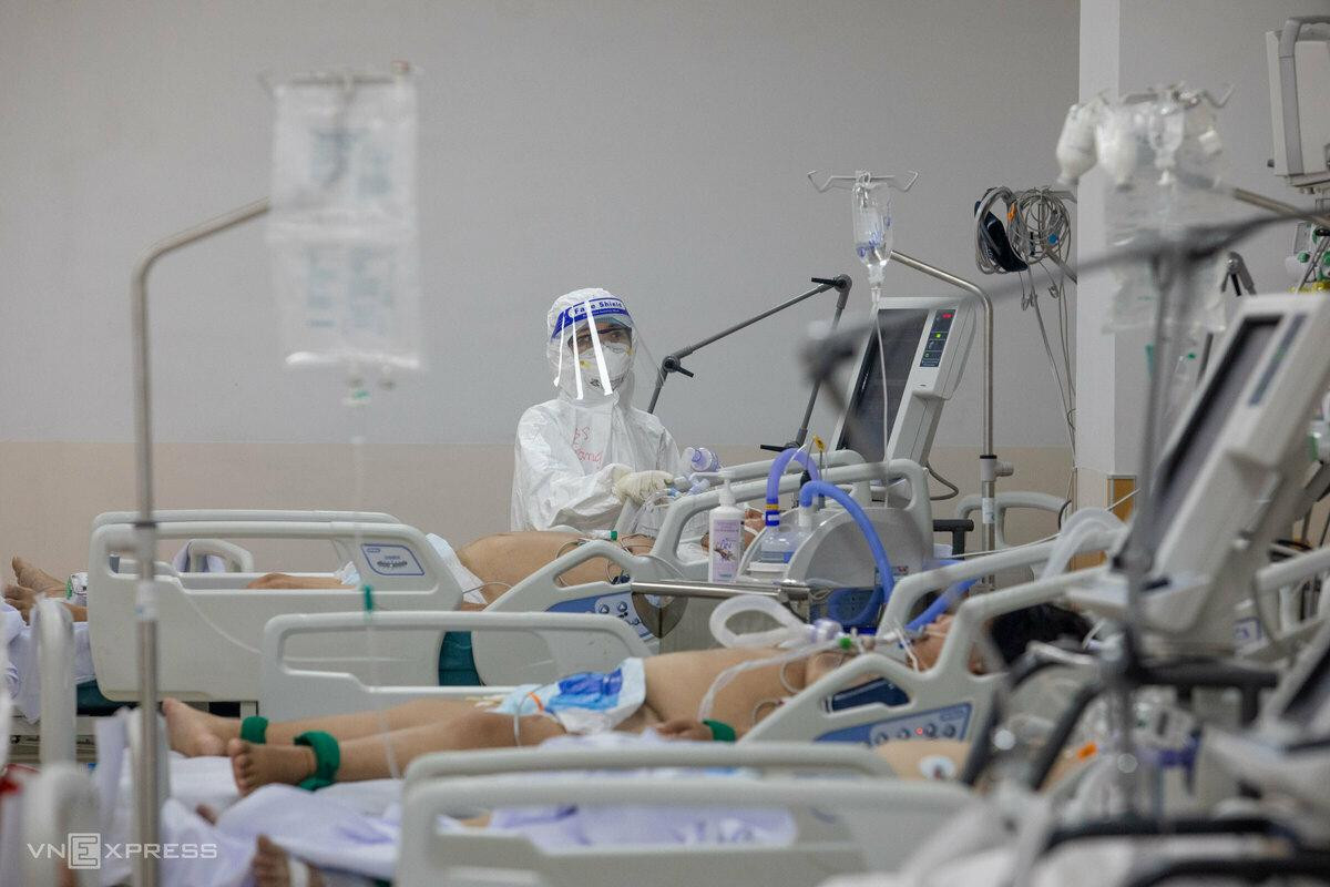 Nhân viên y tế mặc đồ bảo hộ kín mít từ đầu đến chân, với quy trình kiểm soát nhiễm khuẩn nghiêm ngặt, để hạn chế nguy cơ lây nhiễm.