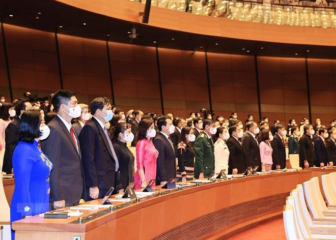 Các đại biểu thực hiện nghi lễ chào cờ. Các đại biểu thực hiện nghi lễ chào cờ.