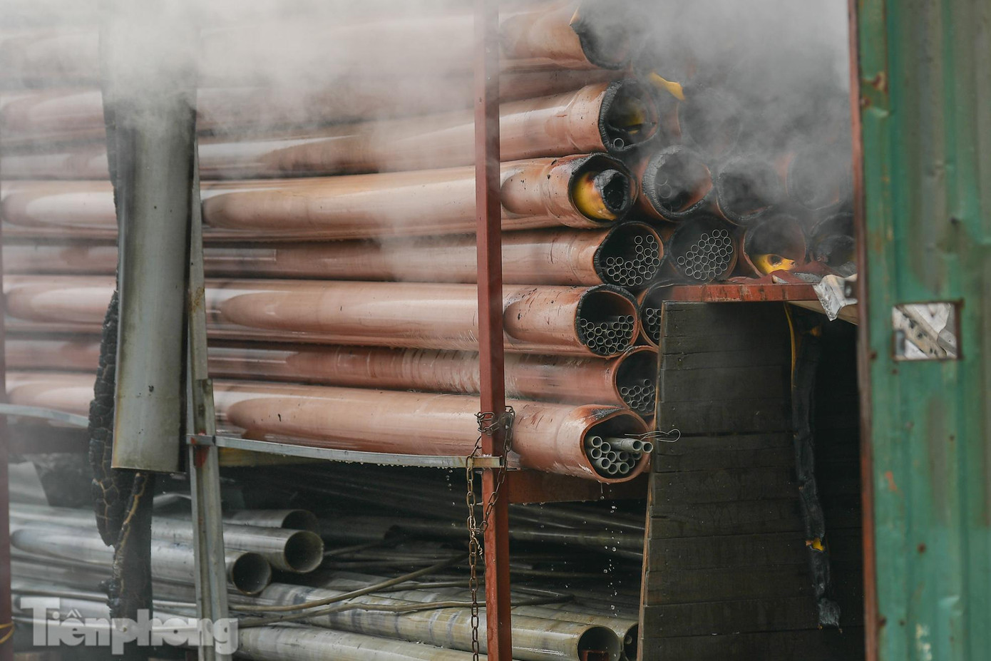 Được biết bên trong vật liệu chú yếu là ống nhựa. Được biết bên trong vật liệu chú yếu là ống nhựa.