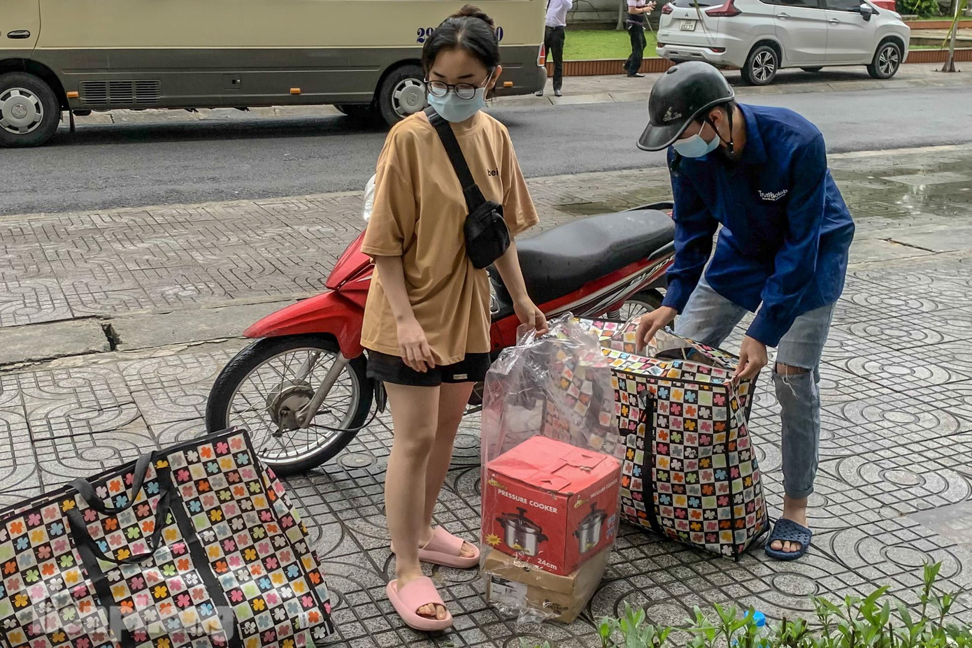 Trước đó, Bộ Giáo dục và Đào tạo có công văn đề nghị 16 trường đại học, học viện, cao đẳng sư phạm thuộc, trực thuộc Bộ GD-ĐT trên địa bàn TP Hà Nội và các địa phương lân cận chuẩn bị phương án sẵn sàng điều chuyển sinh viên, cán bộ đến khu vực an toàn và dành các khu vực ký túc xá, nhà thi đấu, sân vận động, hội trường có thể sử dụng để thành lập khu vực cách ly, điều trị hoặc tổ chức các hoạt động y tế khác để phòng, chống Covid-19.