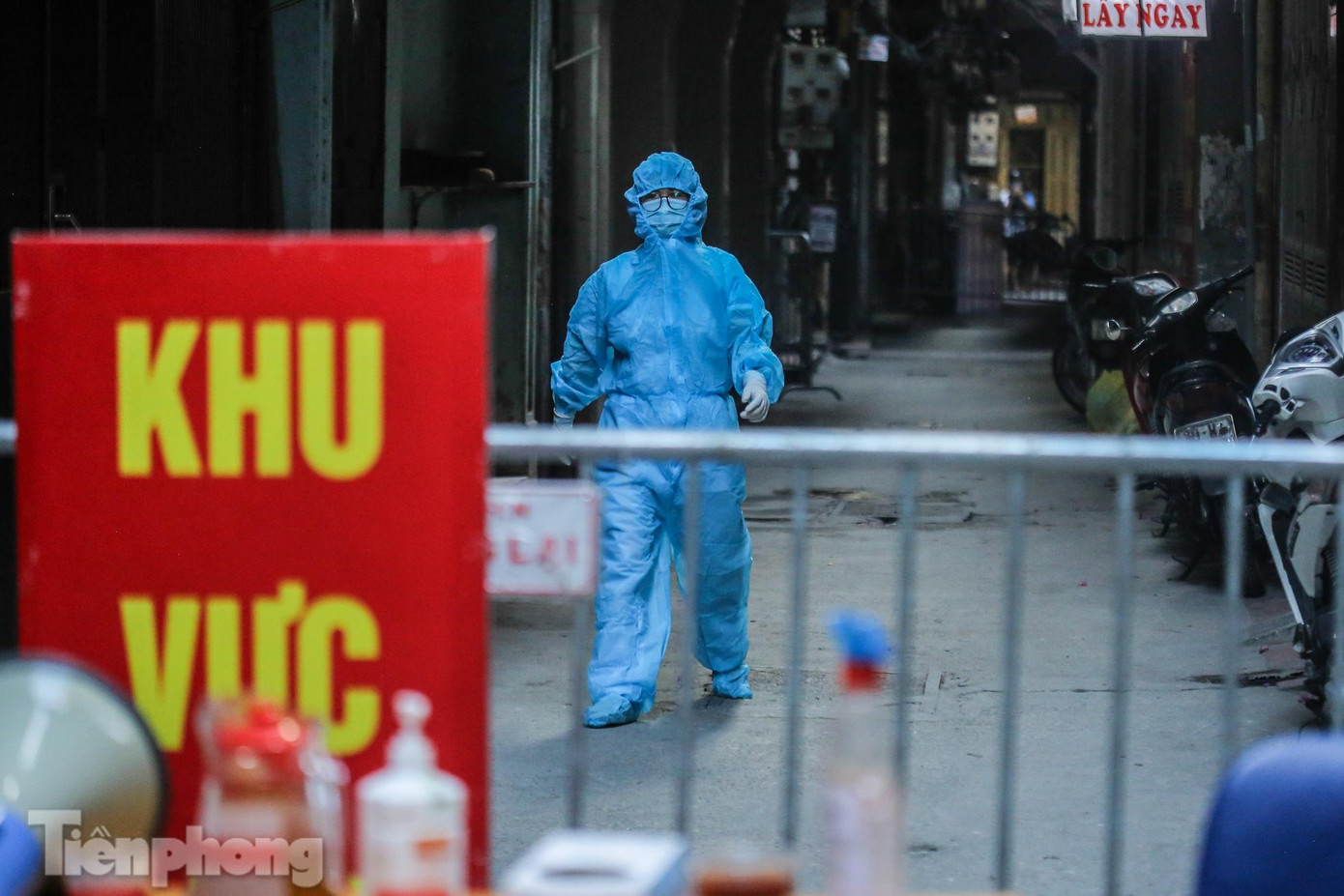 Cán bộ y tế có mặt tại khu vực cách ly.