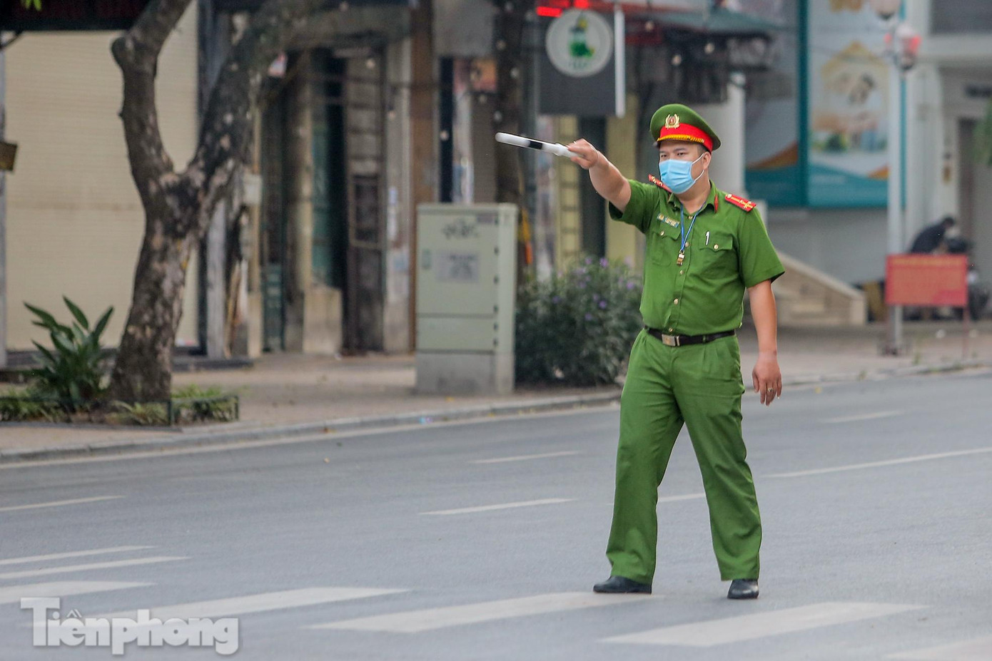 Tại quanh khu vực Hồ Gươm, lực lượng chức năng được bố trí tại các cửa ngõ vào hồ yêu cầu người dân trở về nhà, thực hiện nghiêm các biện pháp phòng dịch COVID-19 theo văn bản chỉ đạo của Thành phố.