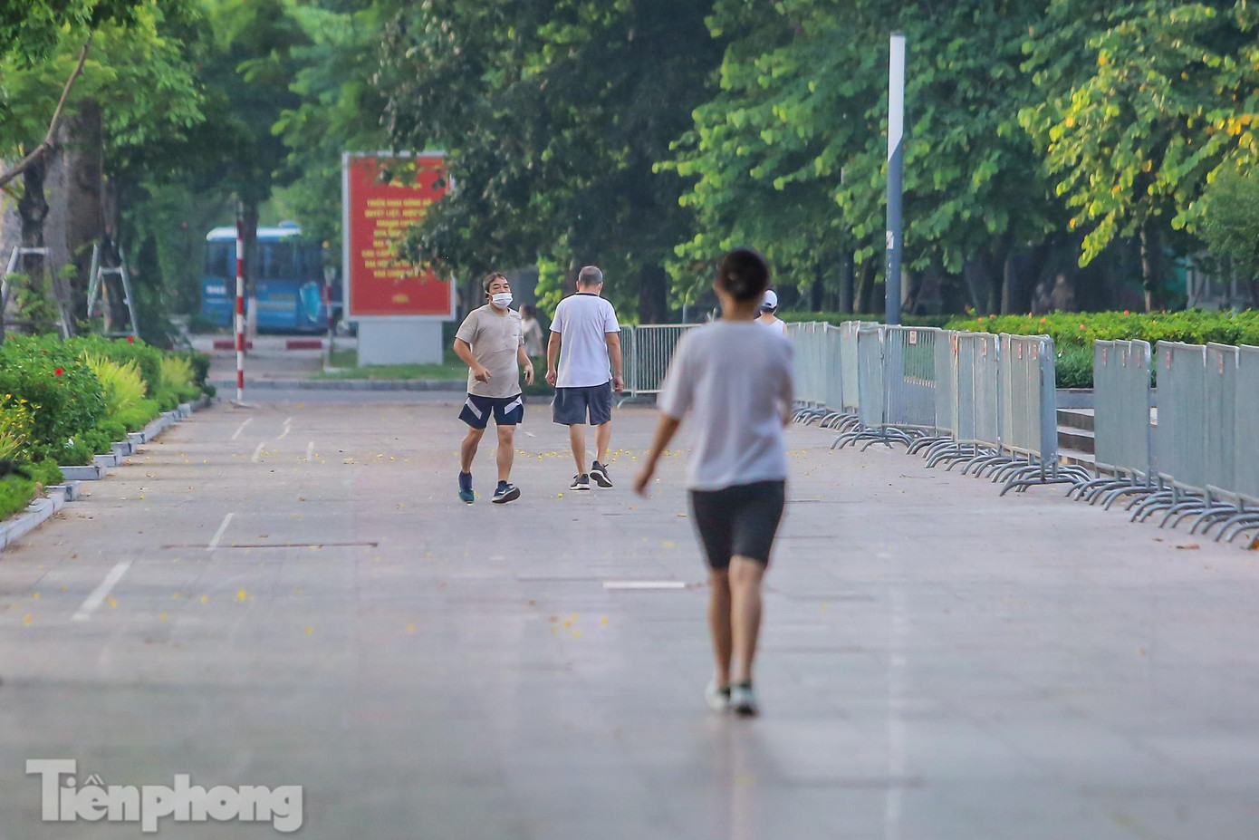 Khu vực trước tượng đài Lê Nin đông người tập thể dục.