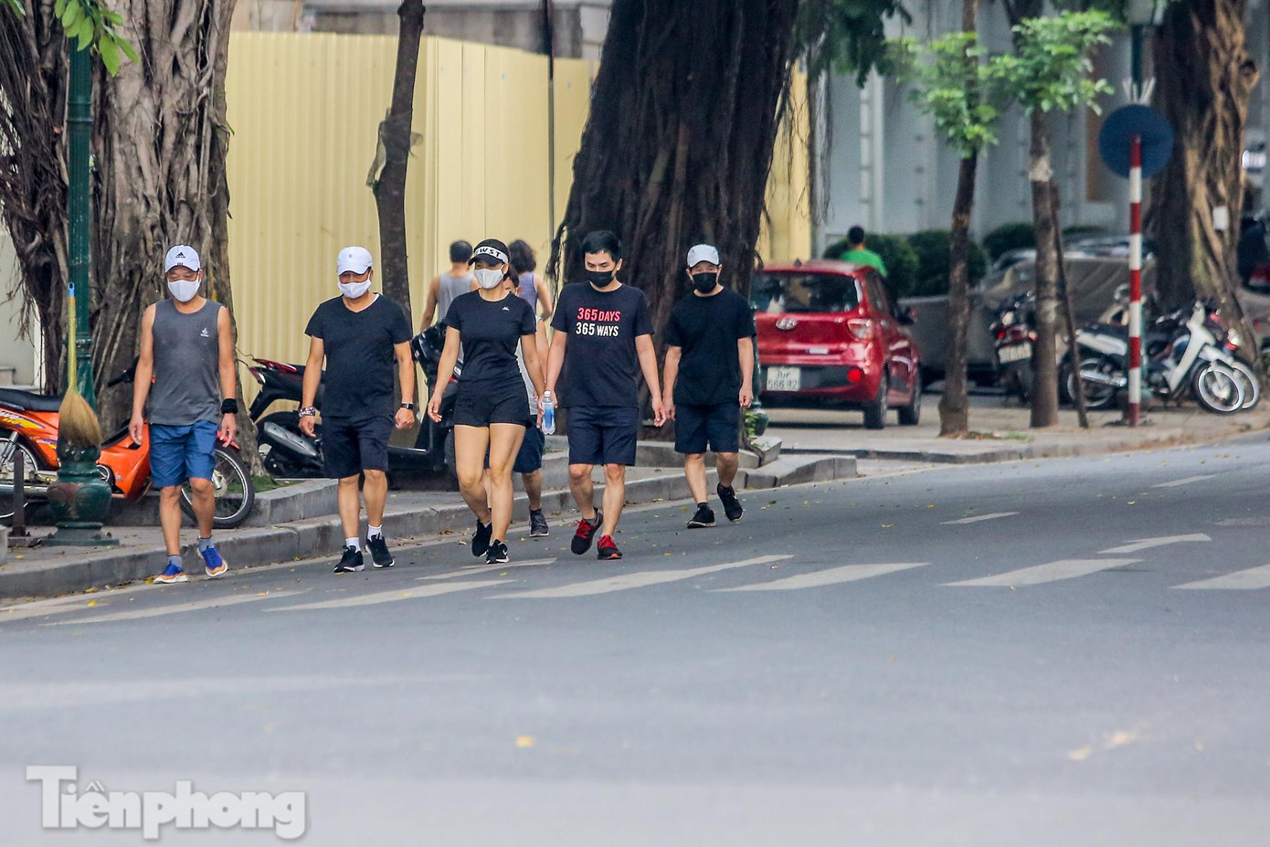 Mới đây, Thành phố vì thế áp dụng các biện pháp cấp bách phòng chống dịch COVID-19 kể từ 00h00 ngày 19/7/2021. Thành phố yêu cầu mọi người dân ở tại nhà, chỉ ra ngoài trong trường hợp thật sự cần thiết như đi công tác công vụ, làm việc tại cơ quan, công sở, nhà máy, cơ sở sản xuất, cơ sở kinh doanh dịch vụ, hàng hóa thiết yếu được phép hoạt động, mua lương thực, thực phẩm, thuốc men và các trường hợp khẩn cấp khác như cấp cứu, khám chữa bệnh, thiên tai, hỏa hoạn…