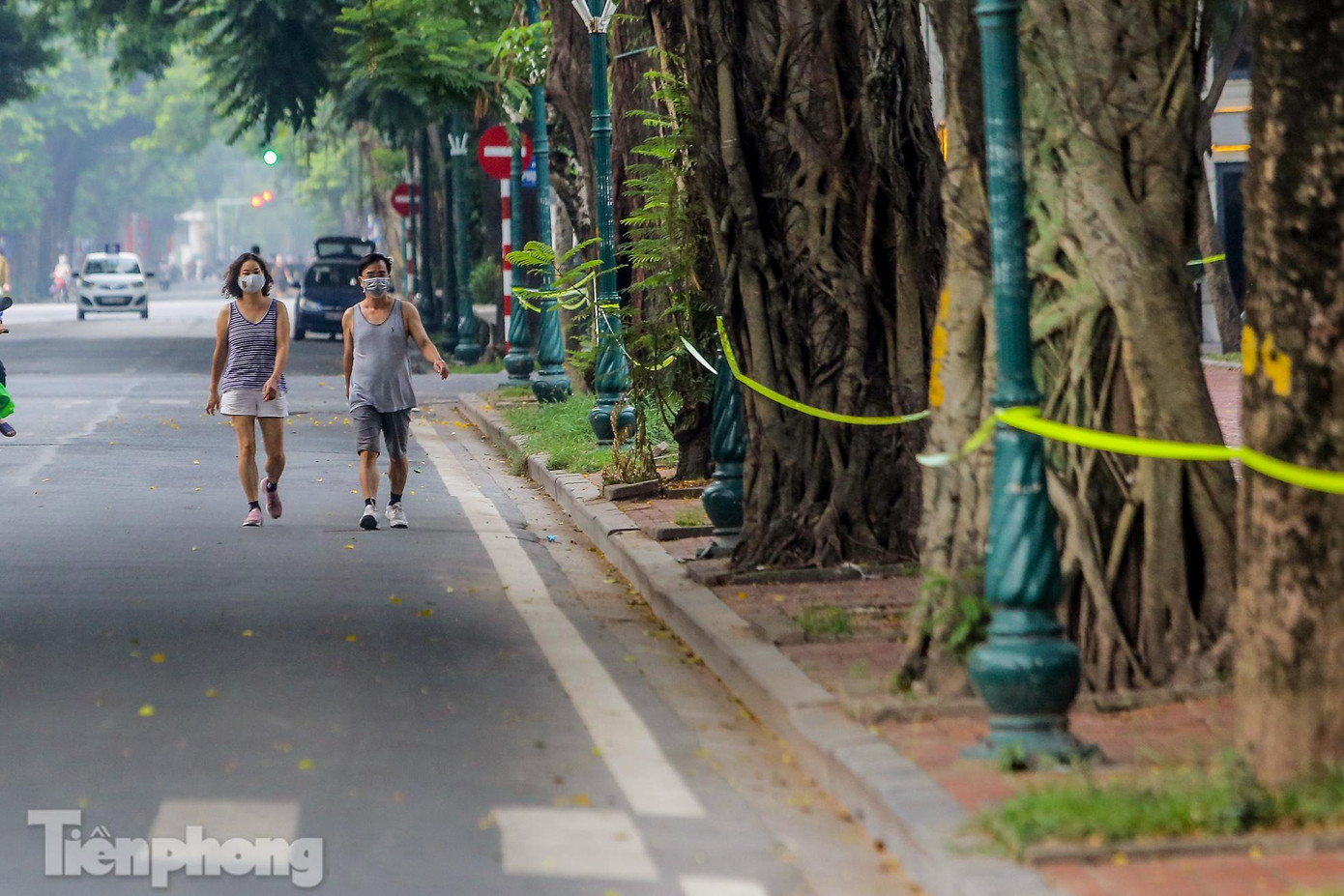 Người dân đổ xuống lòng đường quanh khu vực vườn hoa con Cóc.