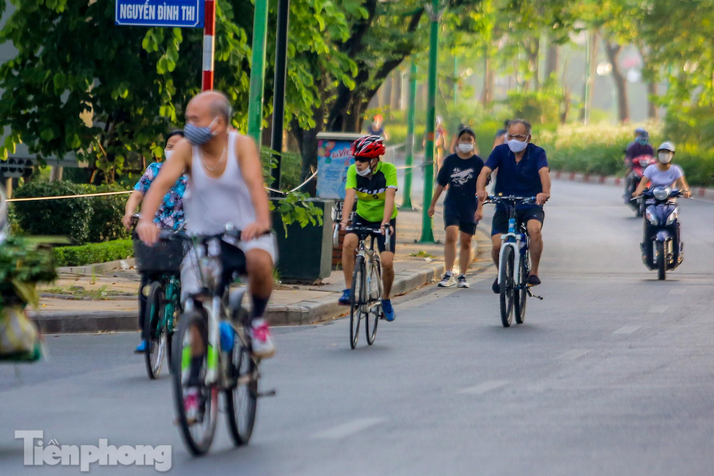 Tuyến đường Thanh Niên vẫn khá đông người đạp xe đạp sáng ngày hôm nay.