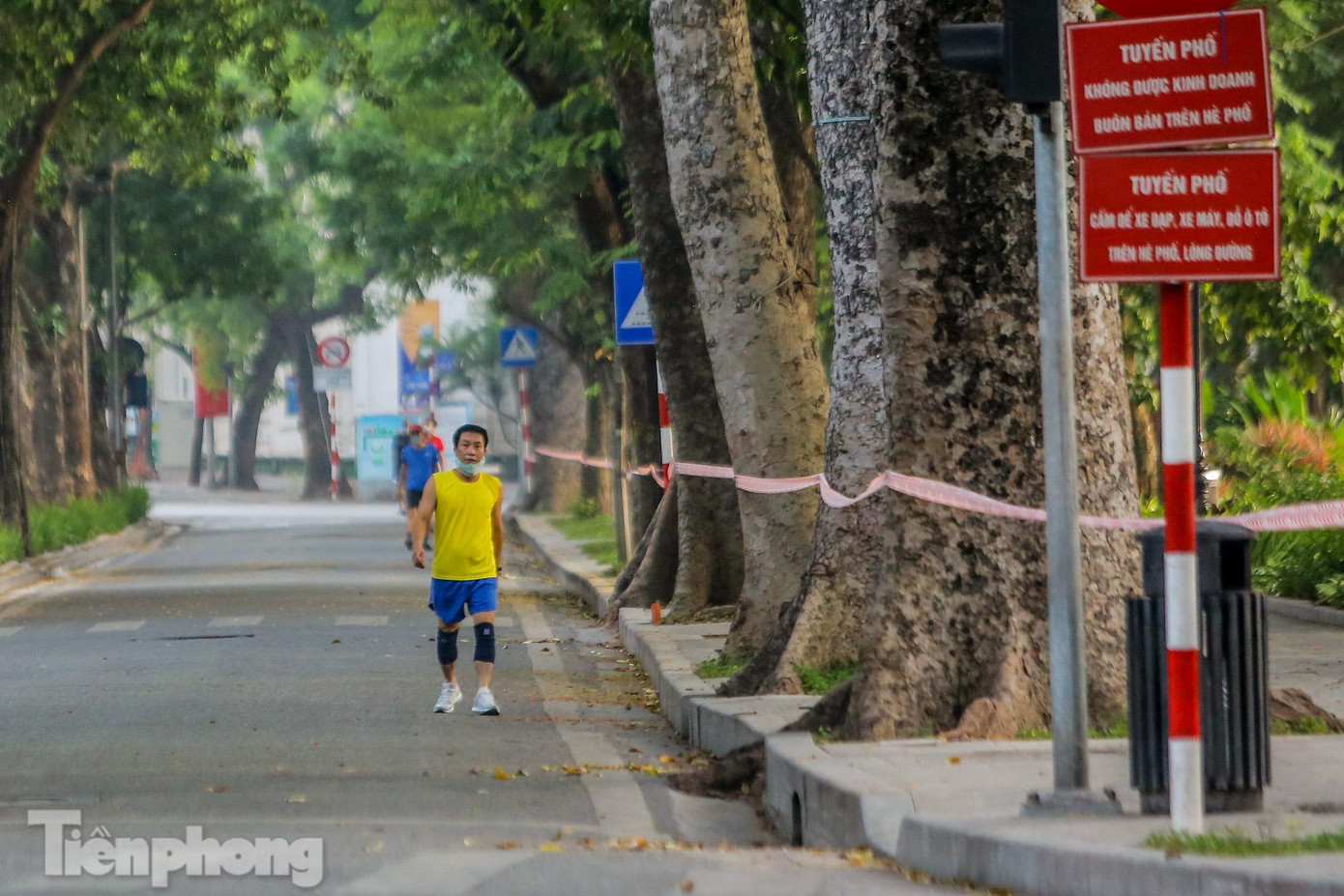 Tuy nhiên xung quanh hồ vẫn xuất hiện nhiều người tập thể dục dưới lòng đường.