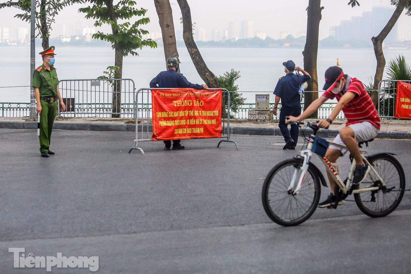 Mặc dù đã rào chắn khu vực quanh hồ Tây, nhắc nhở người dân không đạp xe tập thể dục nhưng số lượng không giảm trong thời gian gần đây.