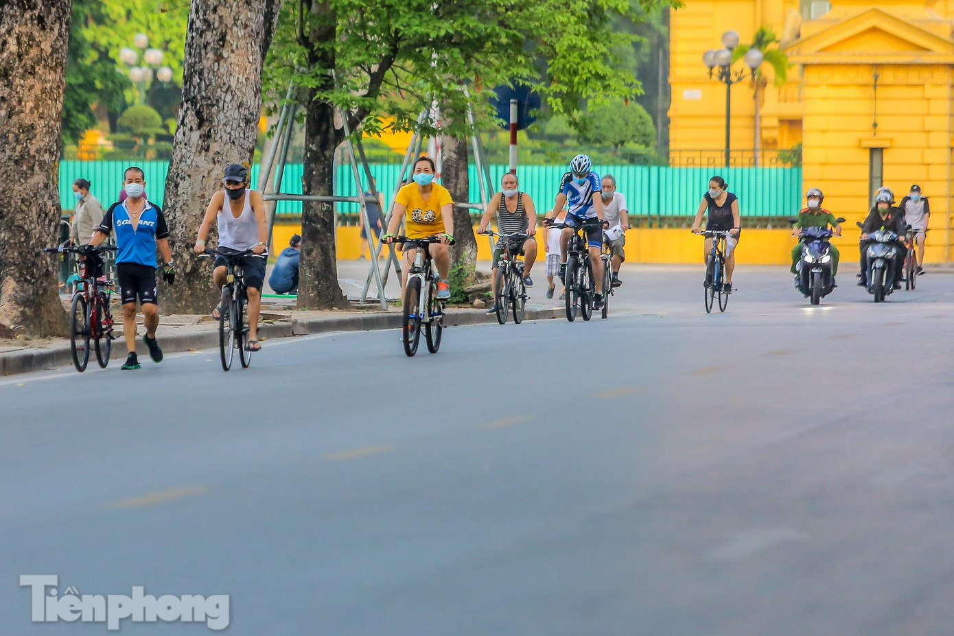 Nhiều tuyến phố ở Hà Nội xuất hiện lượng lớn người đạp xe tập thể dục sáng sớm.