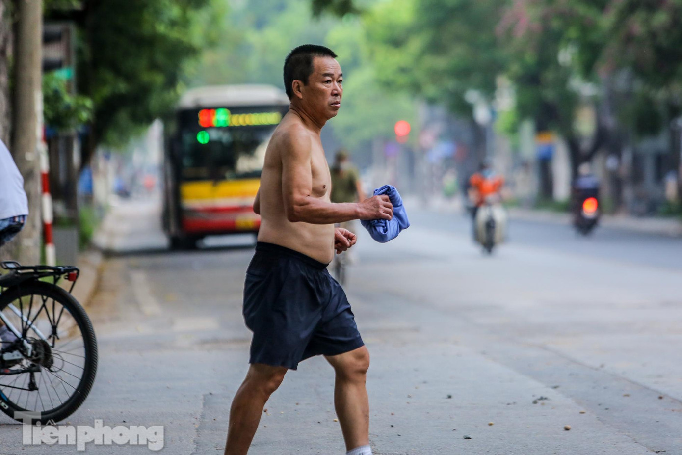 Thậm chí, nhiều người tập thể dục còn không đeo khẩu trang bất chấp quy định phòng chống dịch.