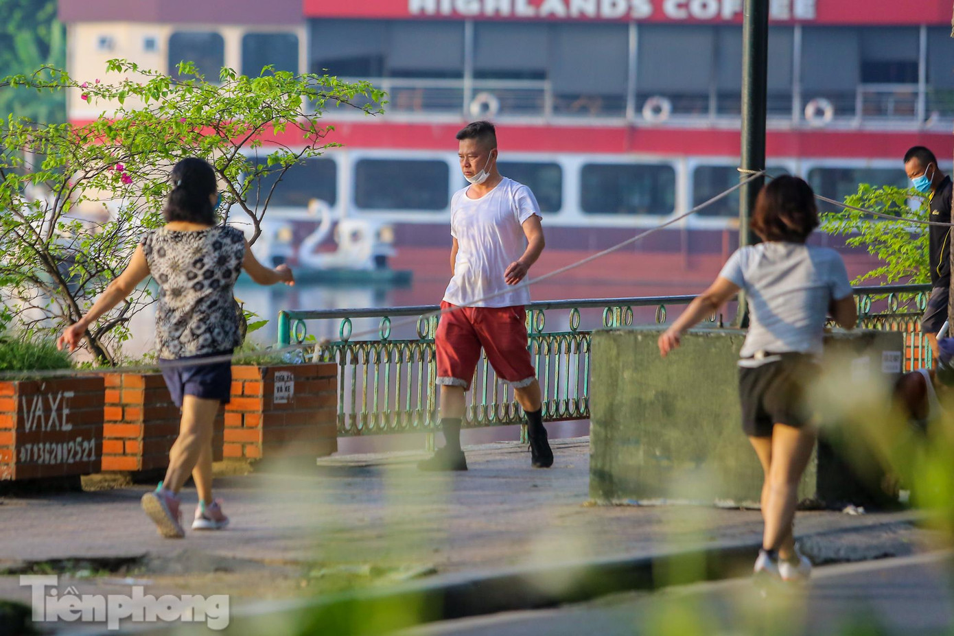 Nhiều người kéo khẩu trang xuống khi tập thể dục.