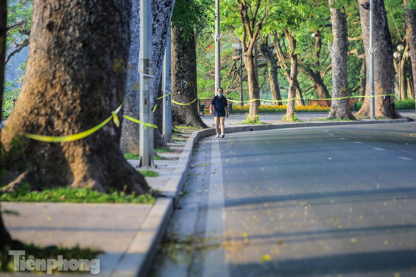 Trước đó, nhằm thực hiện nghiêm công tác phòng chống dịch, lực lượng chức năng tiến hành giăng dây khắp lối các nơi công cộng nhằm dừng hoạt động thể dục của người dân.