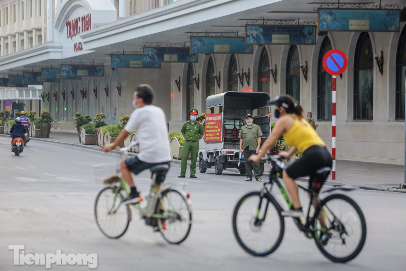 Nhiều người đạp xe chuyển hướng khi thấy lực lượng chức năng.