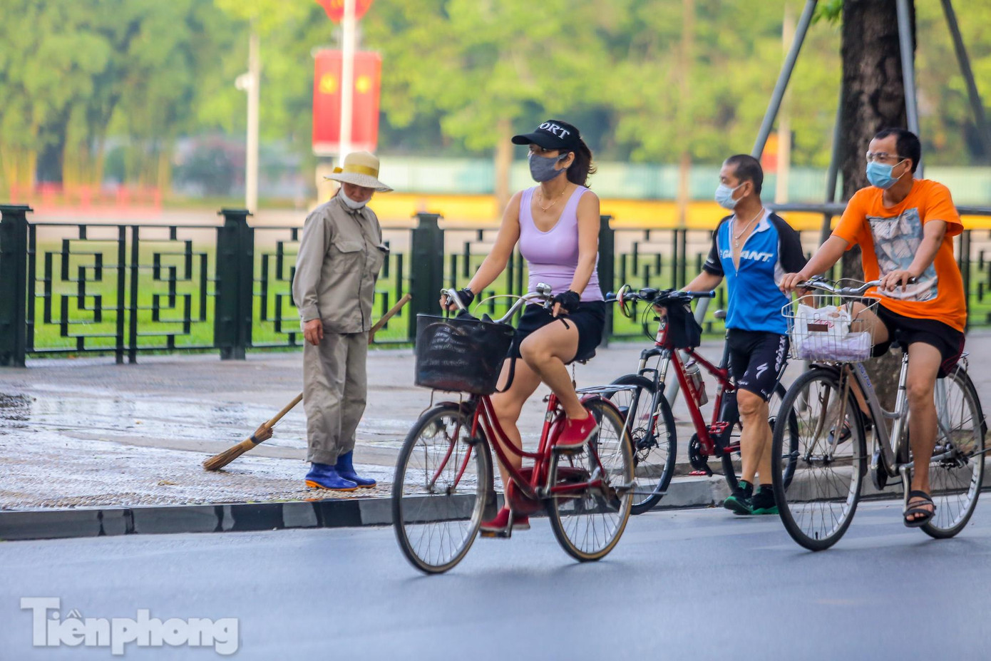 Dù đã tuyên truyền hạn chế ra đường, dừng triệt để các hoạt động vui chơi, tập thể dục, tụ tập đông người nhưng người dân vẫn phớt lờ lệnh cấm.