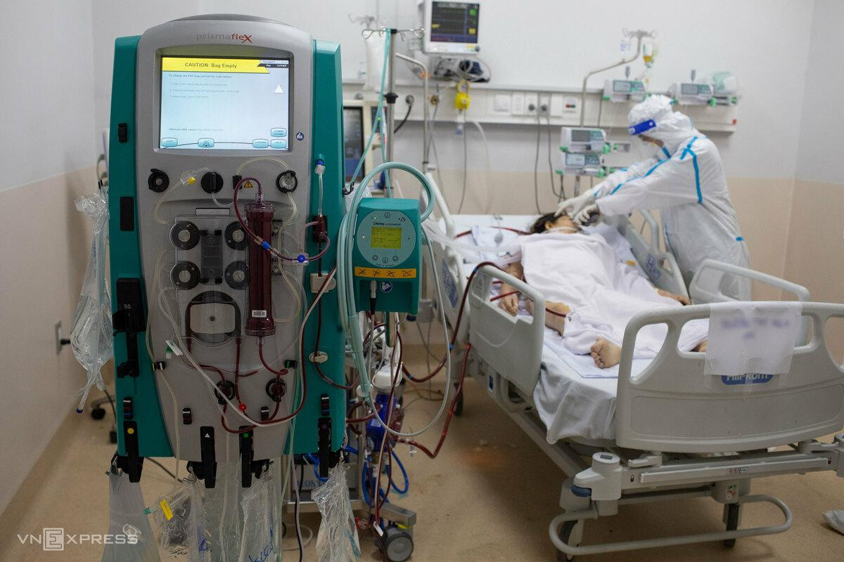 "Phải theo dõi liên tục các chỉ số, nếu có gì bất thường phải báo động ngay bác sĩ. Bệnh nhân lọc máu liên tục nên nhịp tim, huyết áp dễ thay đổi", điều dưỡng Phương chia sẻ.