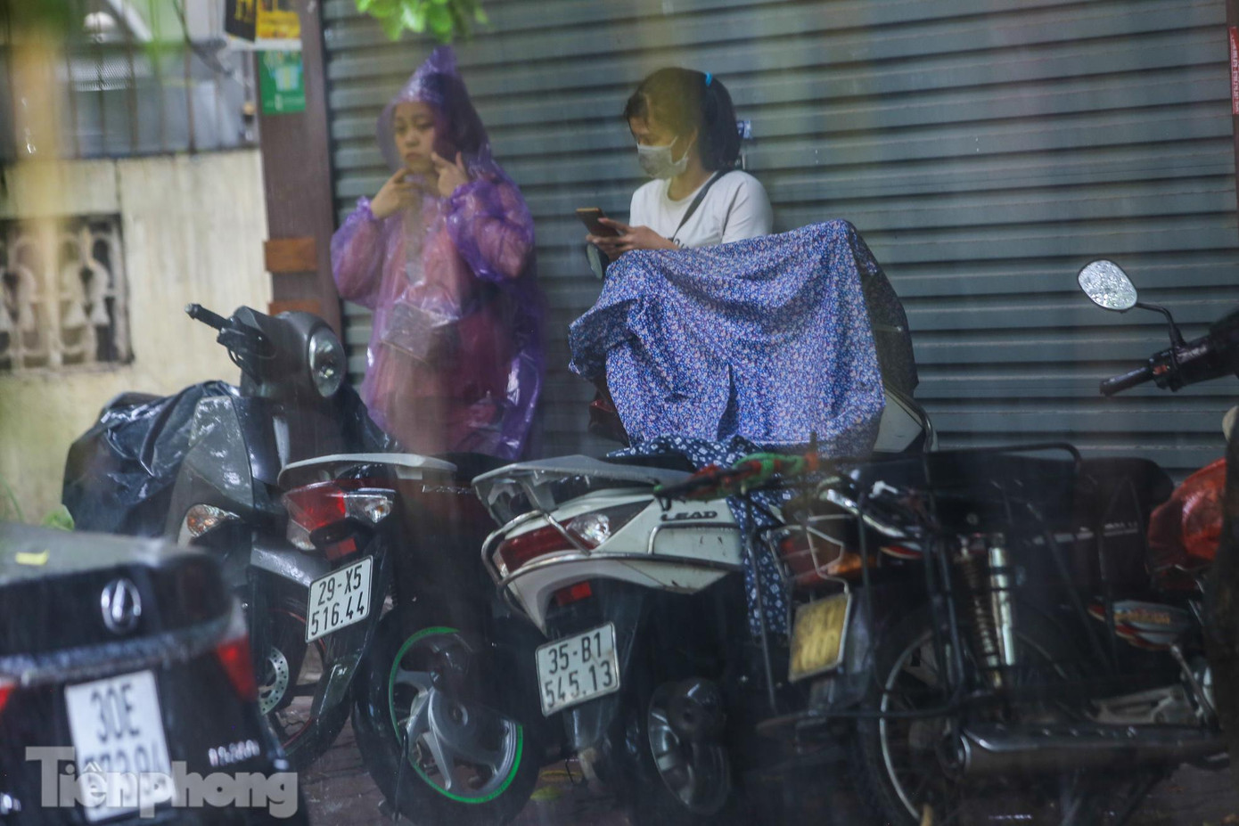 Một số người buộc phải tìm nơi trú mưa.