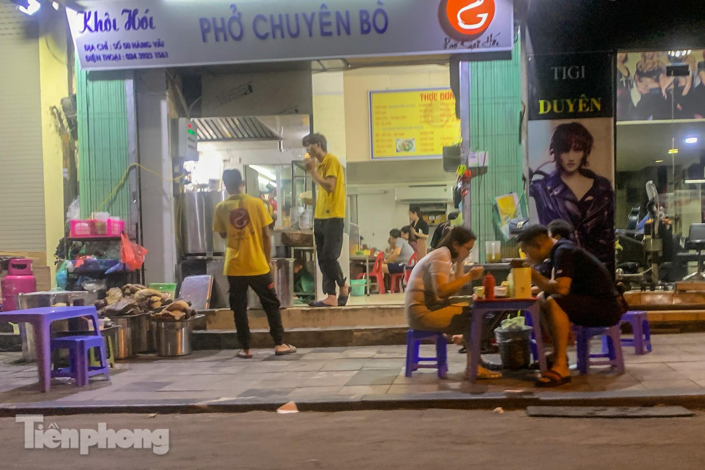 Quán phở trên phố Hàng Vải (quận Hoàn Kiếm) bày bán, cho thực khách ngồi dưới vỉa hè. Quán phở trên phố Hàng Vải (quận Hoàn Kiếm) bày bán, cho thực khách ngồi dưới vỉa hè.