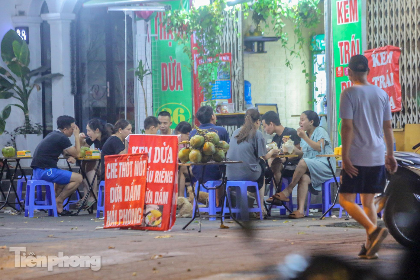 Một hàng quán có biển hiệu "Kem dừa" đông đúc, ngồi đặc vỉa hè trên đường Nguyễn Chí Thanh (quận Ba Đình). Một hàng quán có biển hiệu "Kem dừa" đông đúc, ngồi đặc vỉa hè trên đường Nguyễn Chí Thanh (quận Ba Đình).