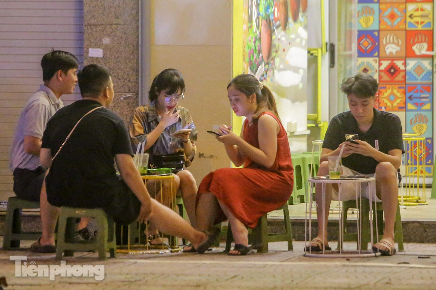 Nhiều người không đeo khẩu tràng ngó lơ quy định, thông điệp 5k phòng chống dịch. Nhiều người không đeo khẩu tràng ngó lơ quy định, thông điệp 5k phòng chống dịch.