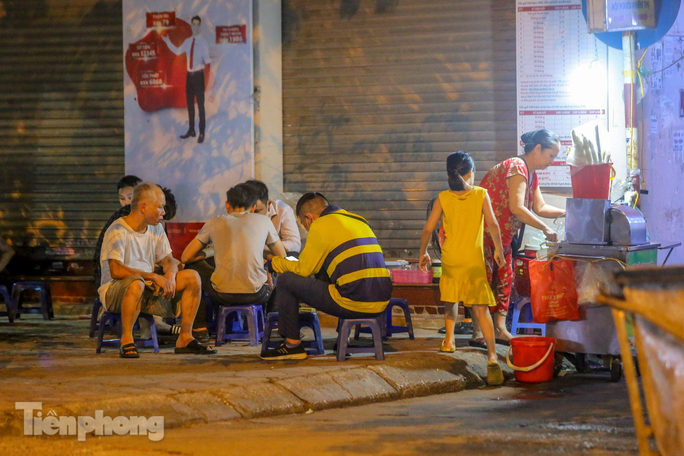 Một quán trà đá ngang nhiên hoạt động trên vỉa hè đường Đào Tấn. Một quán trà đá ngang nhiên hoạt động trên vỉa hè đường Đào Tấn.