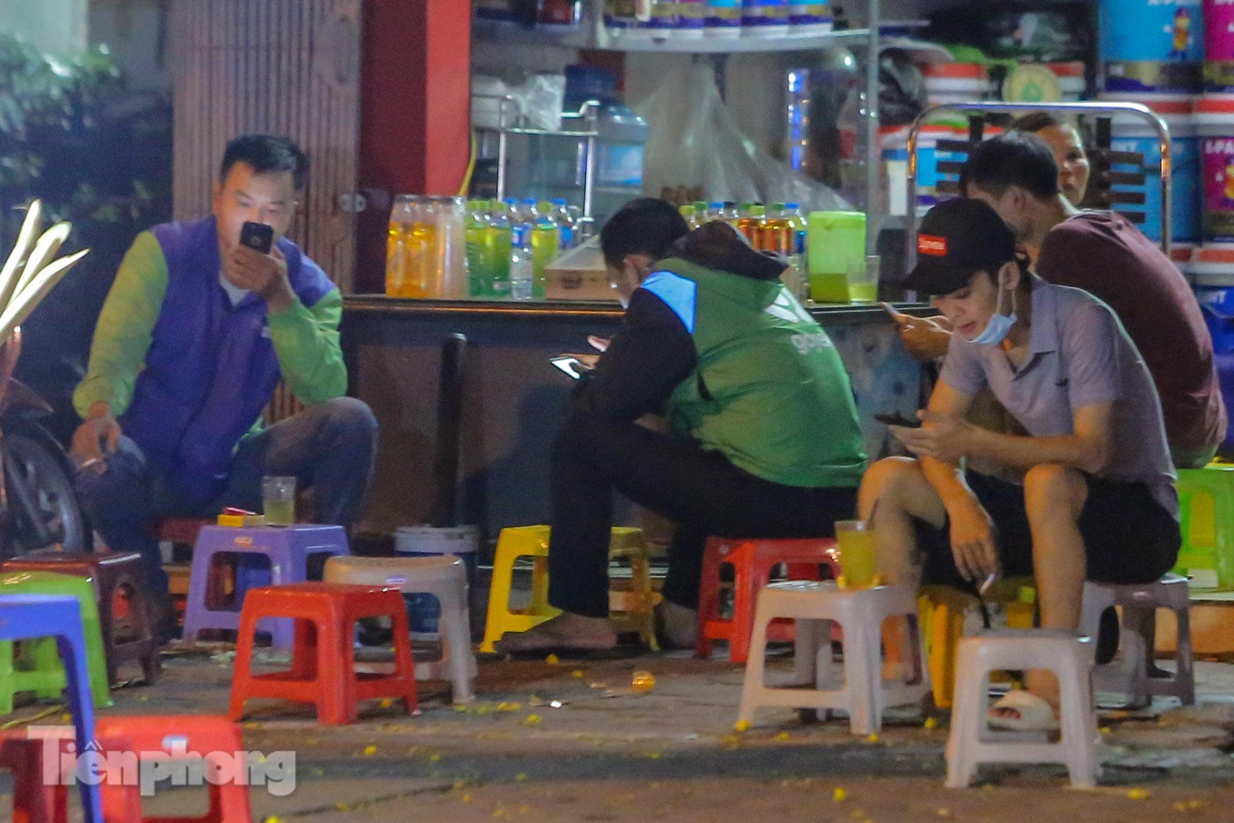 Thậm chí những người ngồi vỉa hè không đeo khẩu trang hoặc kéo khẩu trang xuống dưới cằm. Thậm chí những người ngồi vỉa hè không đeo khẩu trang hoặc kéo khẩu trang xuống dưới cằm.