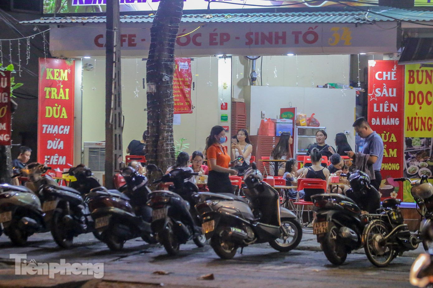 Quán cà phê vẫn sáng đèn, đón khách trên đường Nguyễn Chí Thanh (quận Ba Đình). Quán cà phê vẫn sáng đèn, đón khách trên đường Nguyễn Chí Thanh (quận Ba Đình).