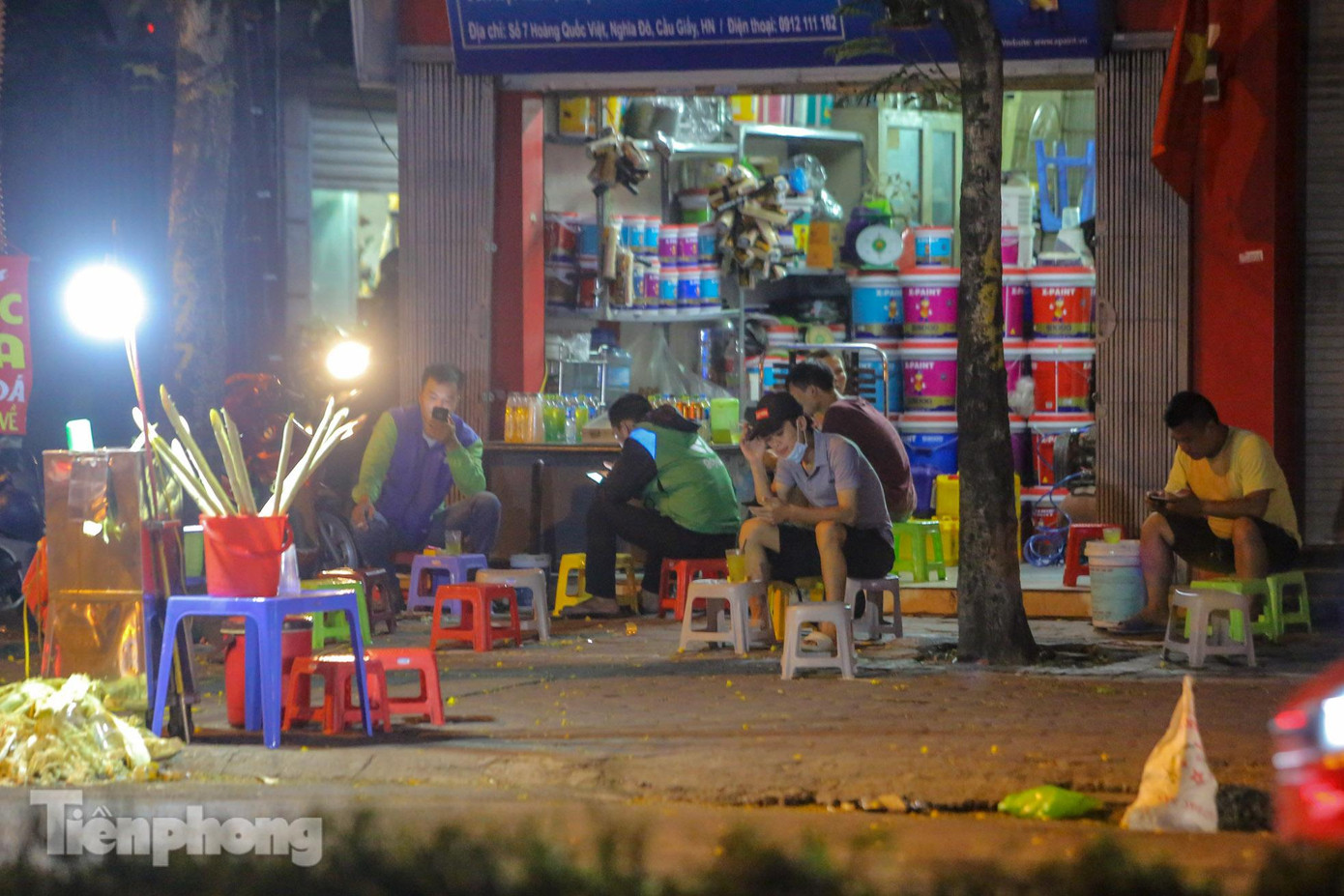 Quán nước mở công khai trên vỉa hè đường Hoàng Quốc Việt (quận Cầu Giấy). Quán nước mở công khai trên vỉa hè đường Hoàng Quốc Việt (quận Cầu Giấy).