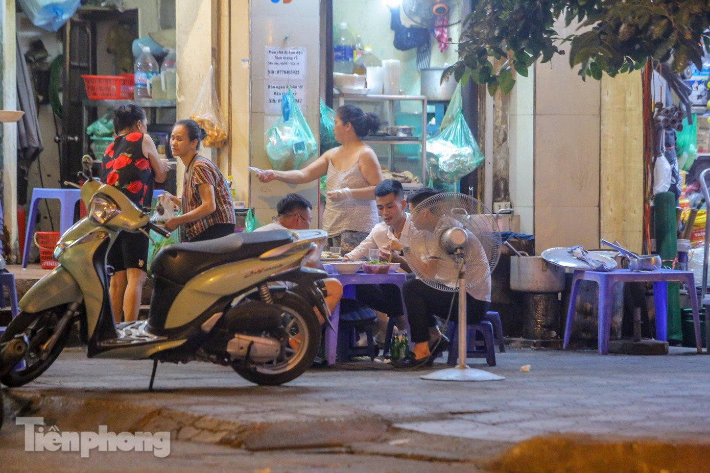 Chỉ được phép mở trong nhà, các quán ăn vẫn bất chấp tràn ra vỉa hè. Chỉ được phép mở trong nhà, các quán ăn vẫn bất chấp tràn ra vỉa hè.