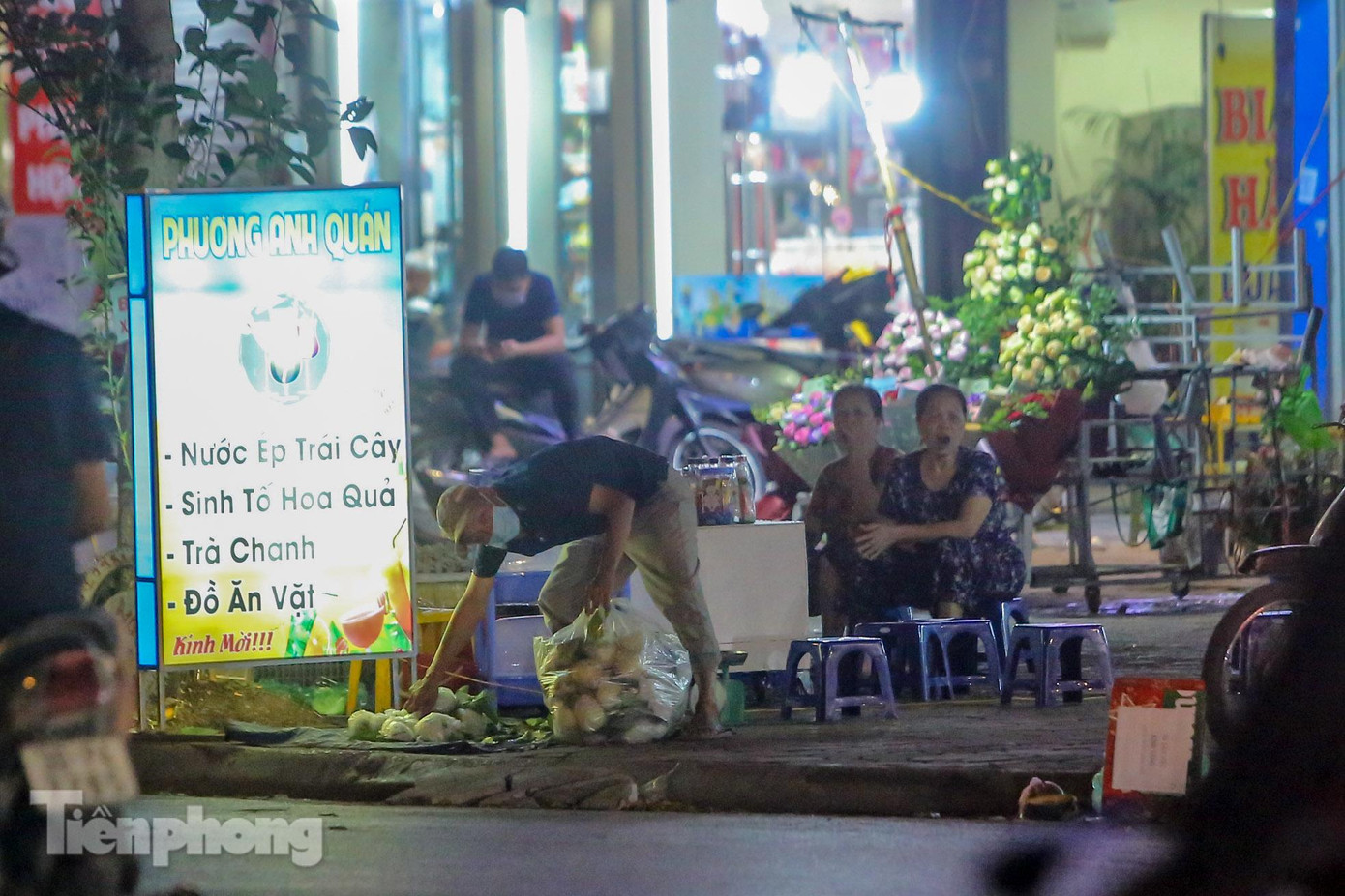 Hàng quán, quán nước bày bán trên vỉa hè đường Bưởi gần nút giao với đường Hoàng Quốc Việt Hàng quán, quán nước bày bán trên vỉa hè đường Bưởi gần nút giao với đường Hoàng Quốc Việt