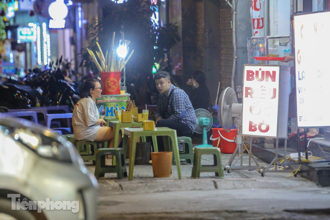 Theo ghi nhận của PV, nhiều hàng quán, trà đá tràn xuống vỉa hè khắp các tuyến đường các quận Đống Đa, Ba Đình, Hoàn Kiếm, Cầu Giấy... mặc Hà Nội chưa cho phép mở lại các loại hình kinh doanh này. Trong ảnh, một quán bún cho phép khách ngồi ngay vỉa hè đường Đào Tấn (quận Ba Đình) Theo ghi nhận của PV, nhiều hàng quán, trà đá tràn xuống vỉa hè khắp các tuyến đường các quận Đống Đa, Ba Đình, Hoàn Kiếm, Cầu Giấy... mặc Hà Nội chưa cho phép mở lại các loại hình kinh doanh này. Trong ảnh, một quán bún cho phép khách ngồi ngay vỉa hè đường Đào Tấn (quận Ba Đình)