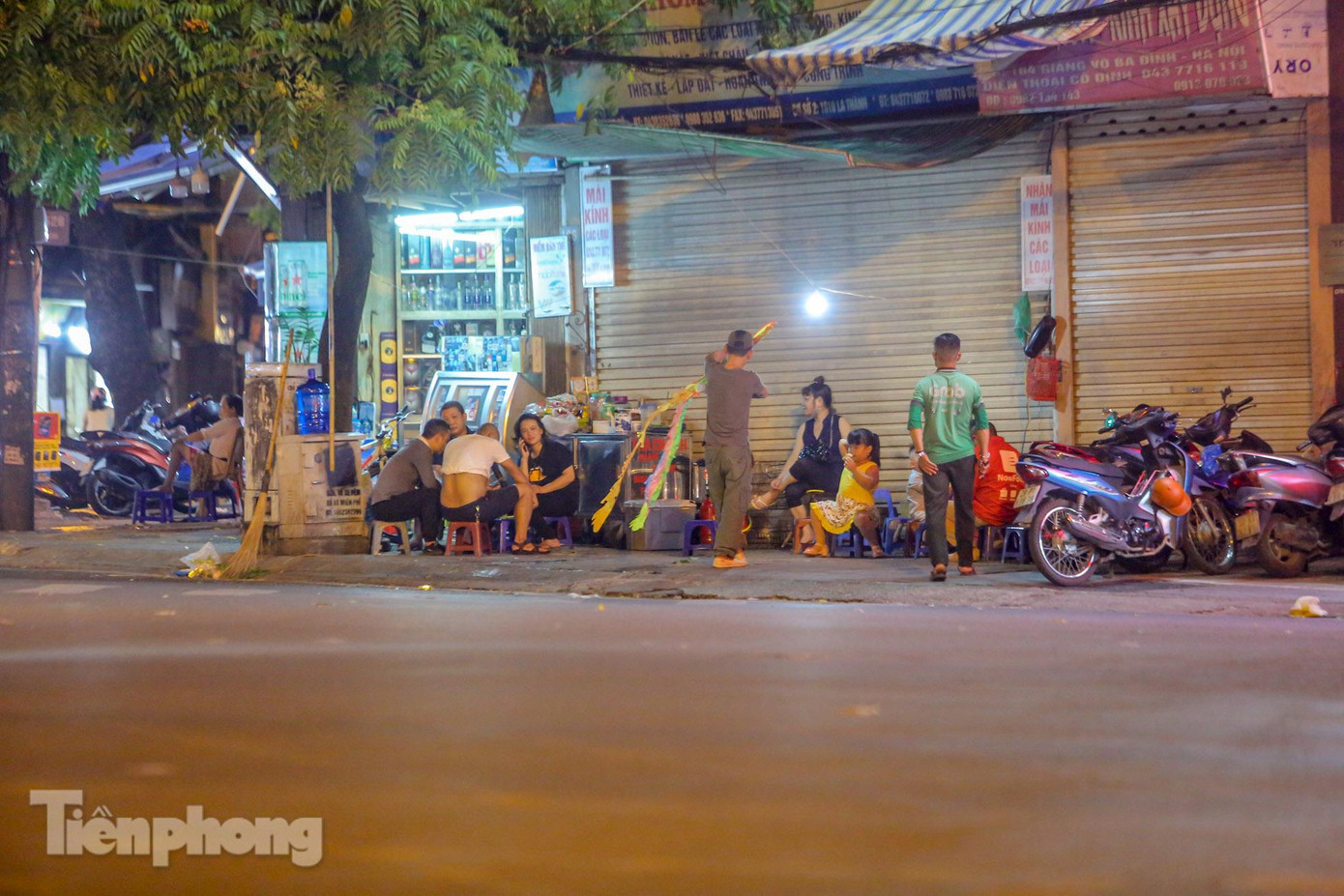 Quán trà đá bán công khai ngay ngã tư Giảng Võ - Láng Ha - La Thành, thậm chí bán quá 21h ngó lơ quy định. Quán trà đá bán công khai ngay ngã tư Giảng Võ - Láng Ha - La Thành, thậm chí bán quá 21h ngó lơ quy định.